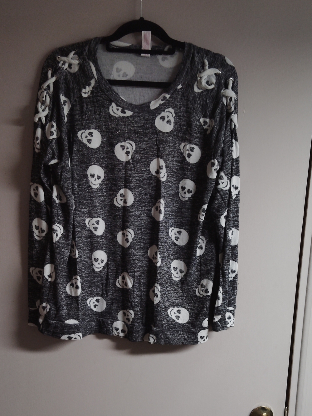 Womens Long-Sleeve Skull Print Top - Black & White
